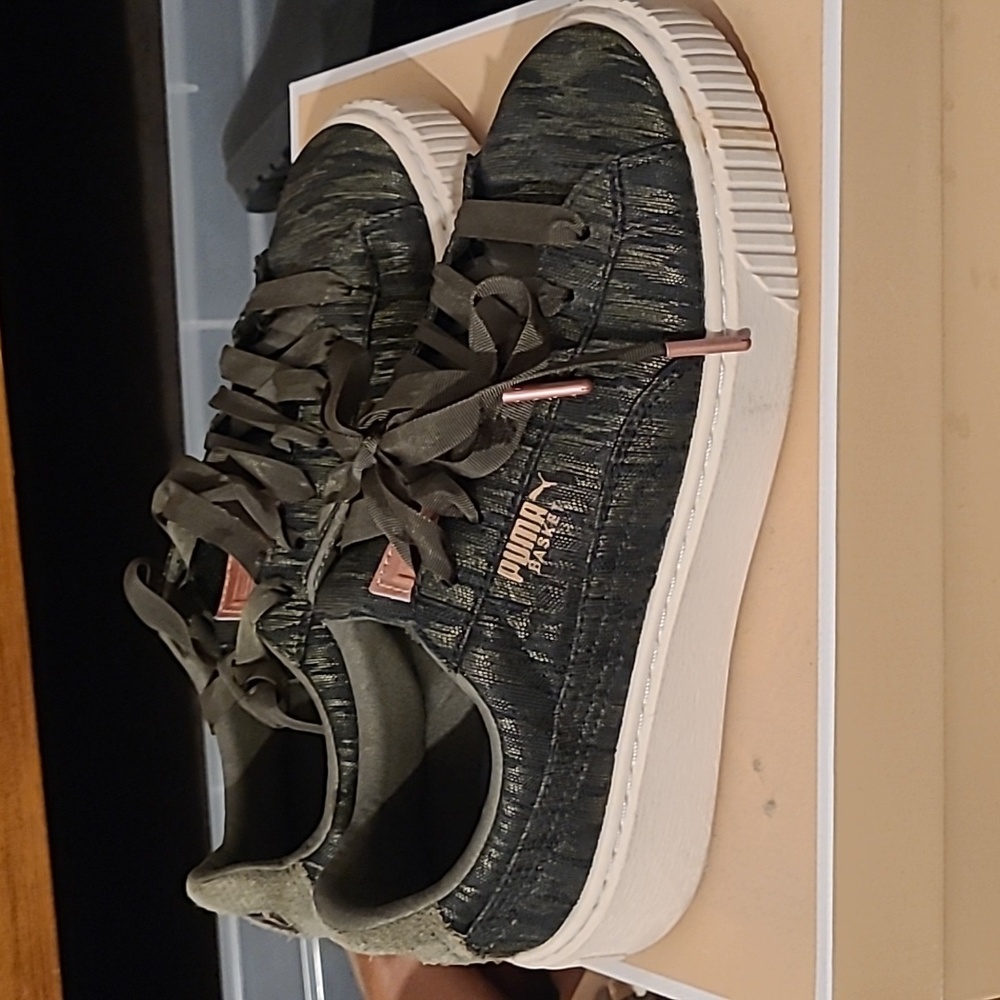 Platform  army green color .. great condition..super cool 😎